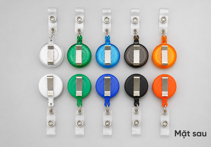 mặt sau yoyo đeo thẻ nhân viên